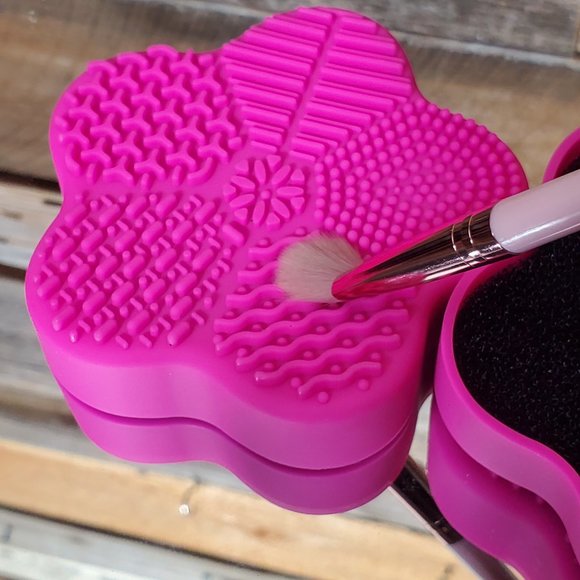 Silicone Makeup Brush Cleaning Pads - Fuchsia Pink - Set of 2 - Flower - Picture 1 of 4
